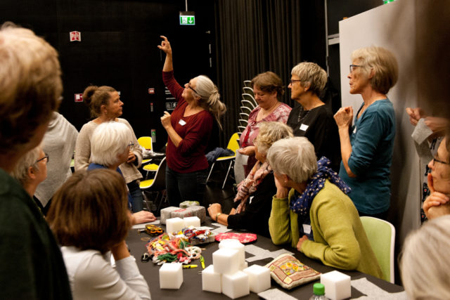 Workshop i broderi för att skapa i dubbel bemärkelse mjuka budskap till det offentliga rummet. Allt under gerillaslöjdsdagen i Århus förra veckan. (Foto Jørgen Diswal, FoF Aarhus)