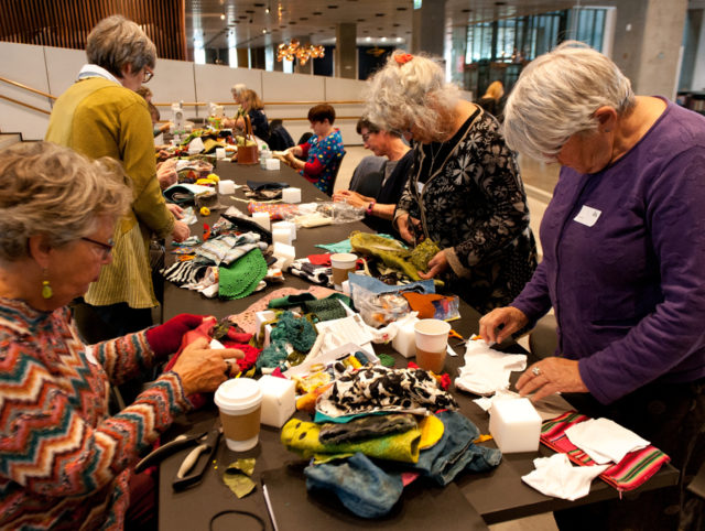 Workshop också i återbruk och redesign, där en rad olika material användes för att klä in de mjuka stenarna. (Foto Jørgen Diswal, FoF Aarhus)