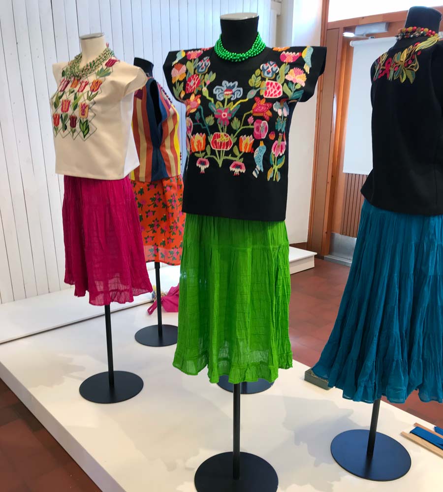 Blusarna är fyrkantiga och bärs av ursprungsbefolkningarna i Oaxaca, här broderade av Eva Davidsson. (Foto Hemslöjden i Skåne)