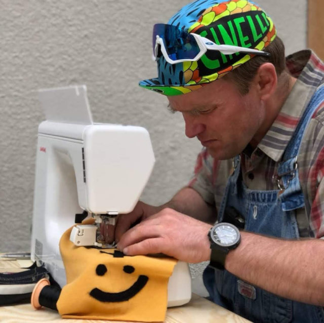 Anders Jakobsson finns också på plats (utanför Konsthantverkscentrum) under Stockholm Craft Week med sin radikalslöjd. (Foto Adam Forslund) 